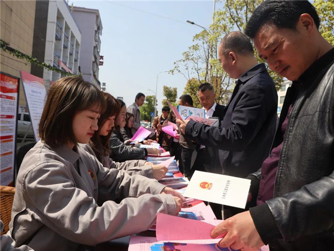 市城投集团组织开展普法宣传党员志愿服务活动